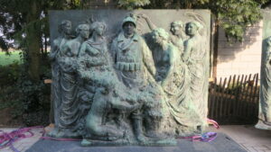 Een van de reliëfs van het Monument van de Gesneuvelden in Turnhout voor restauratie.