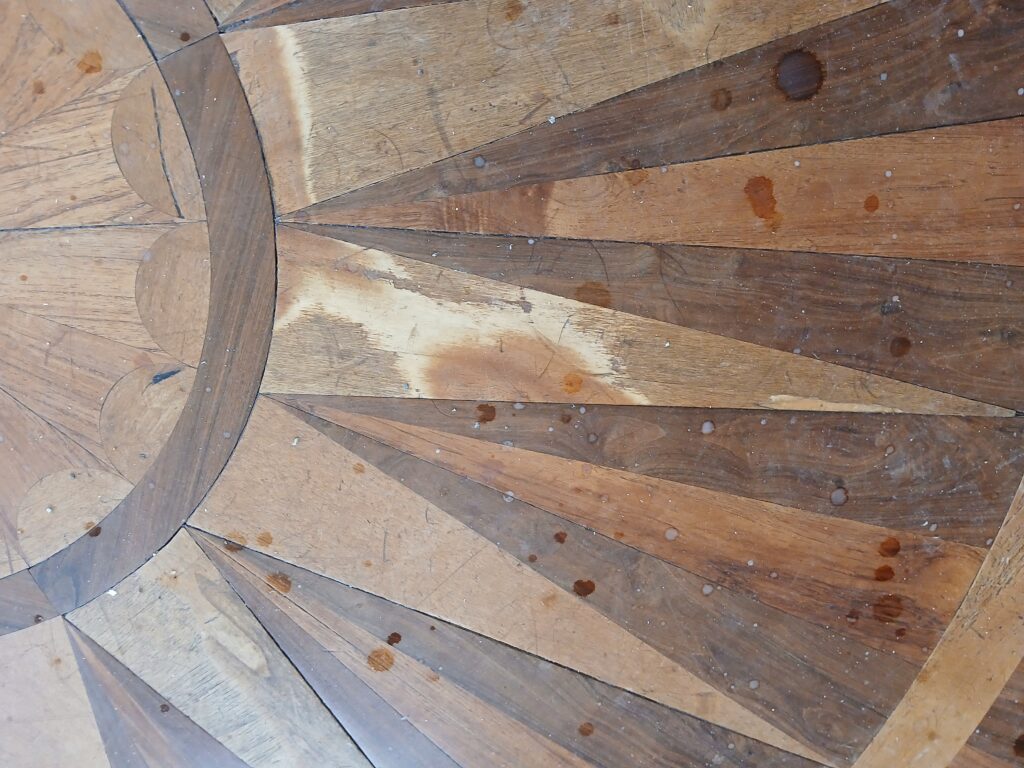 Detail van de schade aan een van de houten elementen.