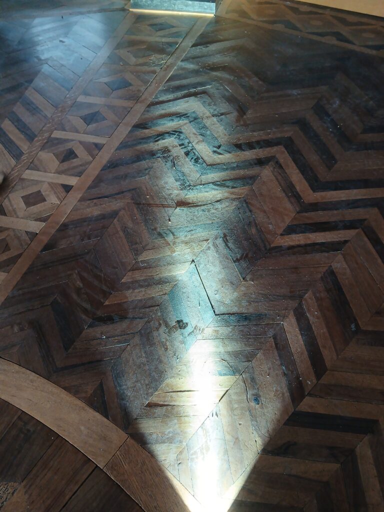 Detail van de oneffenheden van de vloer voor restauratie.