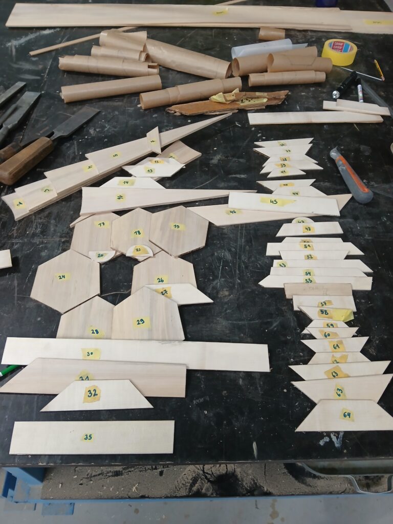 De nieuwe inzetstukken voorbereid in het atelier.