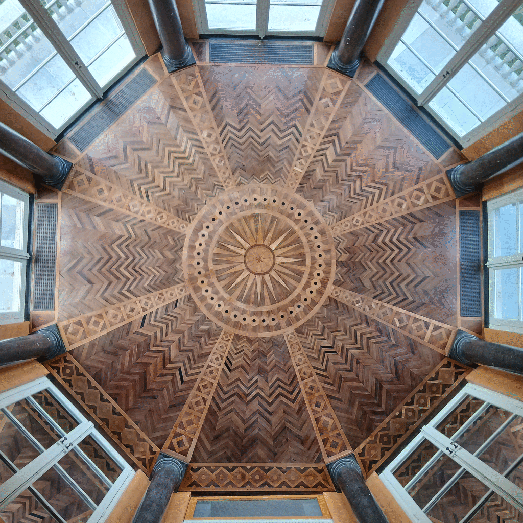 De parketvloer na restauratie.