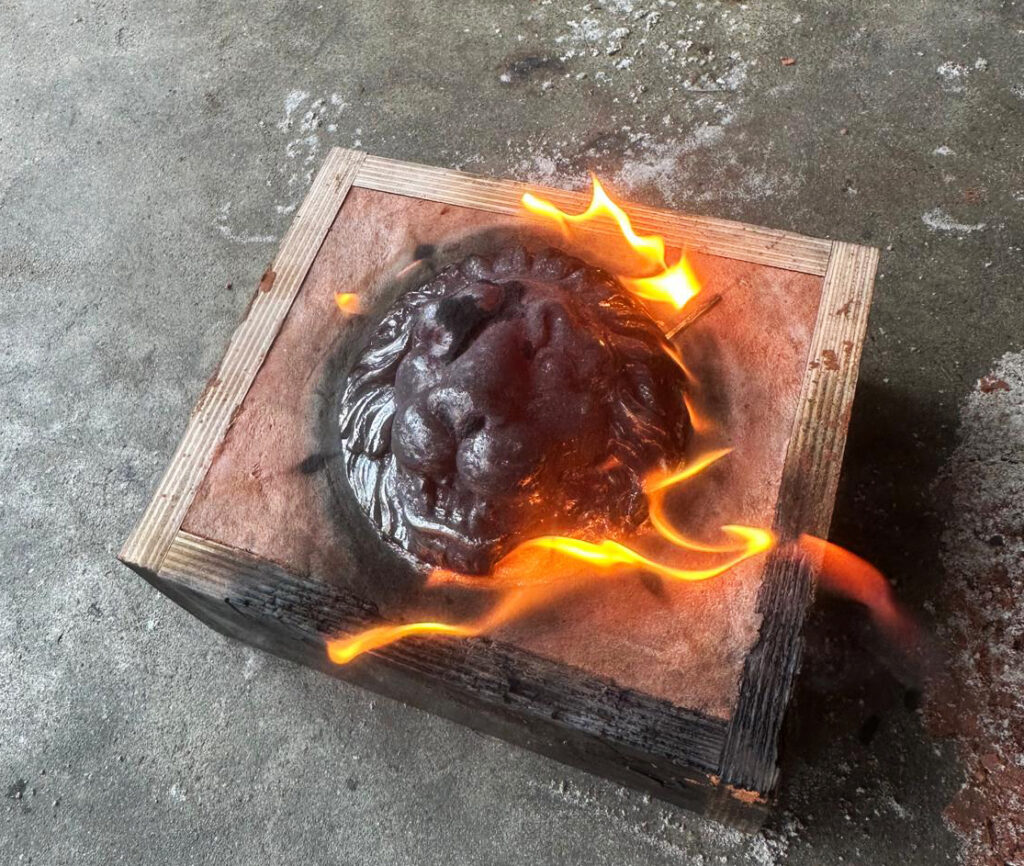 Reproductie van een leeuwenkop uit gietijzer.